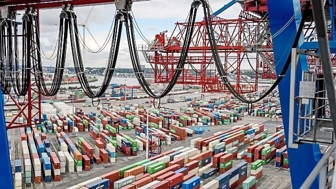 Container liegen zur Abfertigung an einem Terminal im Hamburger Hafen: Die Weltwirtschaft dürfte im Jahr 2019 um 3,4 Prozent wachsen.