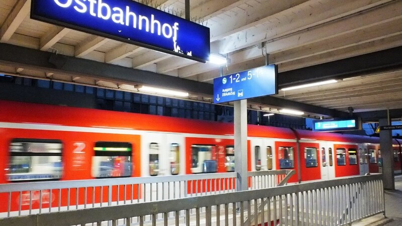 Couragiert griffen ein 23-jähriger und ein 44-jähriger Mann in der Nacht auf Freitag in einer S-Bahn am Münchner Ostbahnhof ein. Dort hatte ein 21-jähriger Asylbewerber aus Afghanistan zwei junge Frauen sexuell belästigt.
