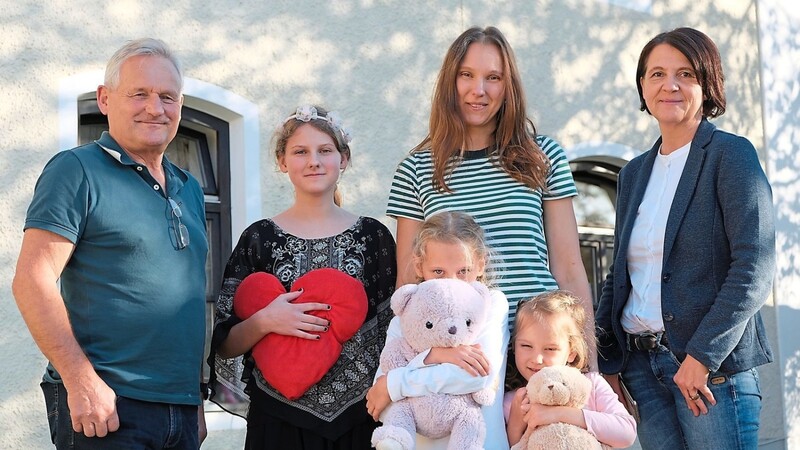 Gut angekommen in ihrer zeitweiligen Heimat: Mutter Yuliia (M.) mit den Kindern Ivanna, Yuliana und Ariana sowie ihren Seebacher Unterstützern Franz Heigl und Elisabeth Emlinger.