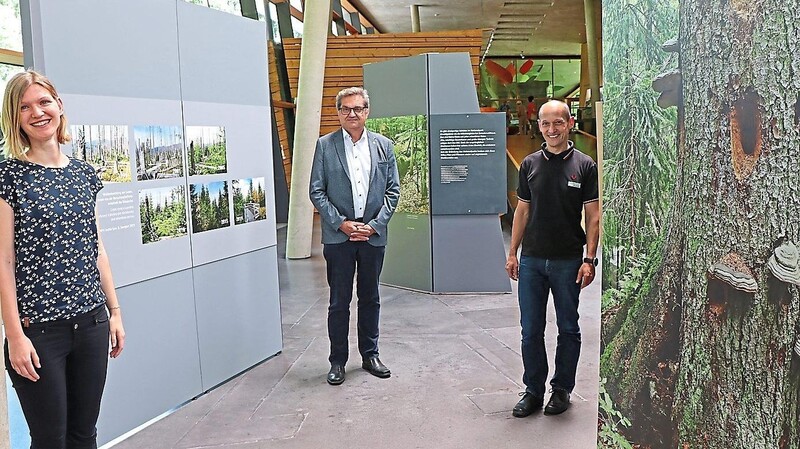 Haus-zur-Wildnis-Leiter Achim Klein (re.), seine Stellvertreterin Lisa Ornezeder und Nationalparkleiter Dr. Franz Leibl sind stolz auf die Ausstellung.