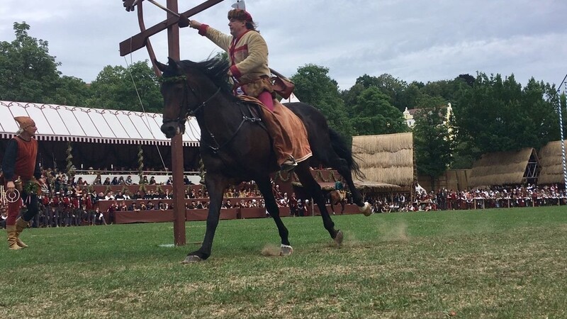 Die Ritter messen sich zu Pferde.