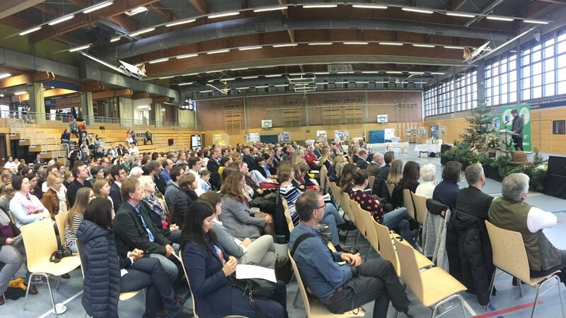 Rund 250 Gäste in der Turnhalle des Johannes-Turmair-Gymnasiums freuten sich über die Auszeichnungen ihrer Schulen als "Umweltschule in Europa".