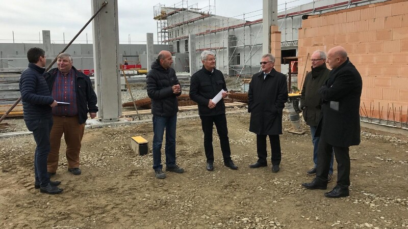 BRK-Präsident Zellner (Mitte) besichtigt die Baustelle des Further Feuerwehr/Rettungsdienst-Zentrums, in dem die Koordinierungsstelle Platz finden wird.