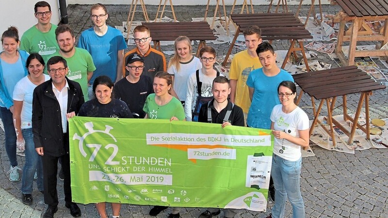 Am Freitag waren es 15 Helfer, die sich zusammengefunden haben, um sich an der Sozialaktion des BDKJ zu beteiligen - sehr zur Freude von Stadtpfarrer August Lindmeier (vorne links).