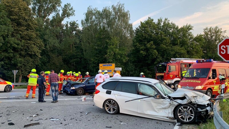 Schwerer Unfall am Dienstagmorgen auf der Staatsstraße 2144 bei Langquaid. Beide Autofahrer wurden dabei verletzt.