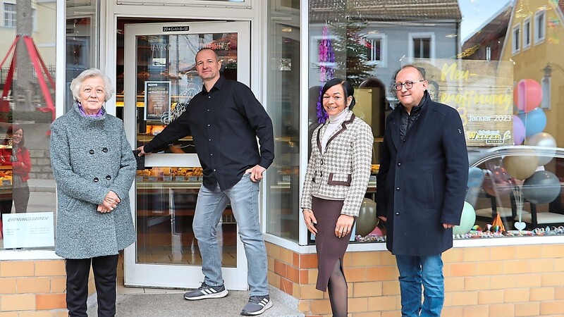 Thomas Bittner öffnet die Tür für seine Kunden am Marktplatz. Mit bei der Eröffnung waren seine Frau Melanie (3. von links) sowie Elfriede (links) und Stefan Gürtler, deren Familie die Bäckerei bis 1991 betrieb.