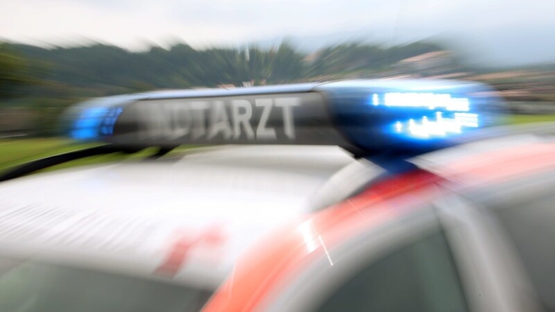 In Ortenburg (Landkreis Passau) sind am Mittwochmorgen gegen 8 Uhr ein Schulbus und ein Auto zusammengestoßen. Dabei wurden zehn Schülerinnen leicht verletzt. (Symbolbild)