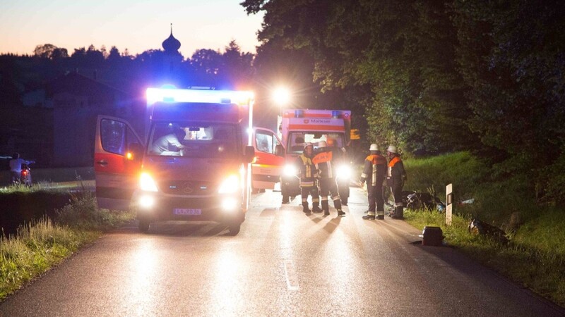 Am Mittwochabend, 20.15 Uhr, kam es bei Jenkofen zu einem schweren Verkehrsunfall zwischen einem Motorradfahrer und einem Opel.