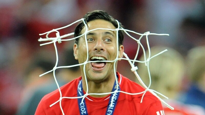 Spaßvogel: Claudio Pizarro feiert den Champions-League-Erfolg der Bayern 2013