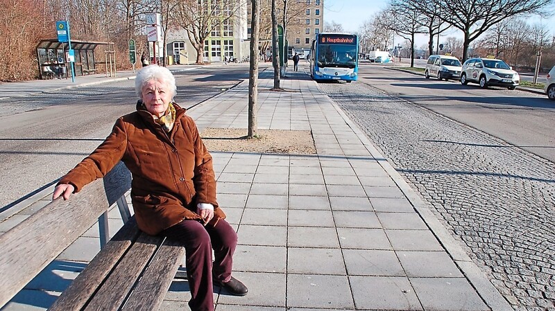 Irene Bösch fehlten Sitzmöglichkeiten an einigen Haltestellen, weshalb das Warten auf den Bus beschwerlich war. Auf ihre Initiative hin wurden drei Bänke aufgestellt.