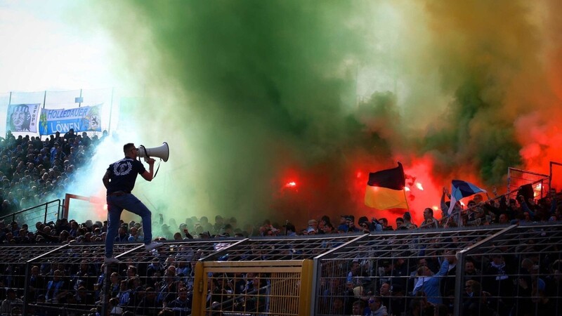 Zu Beginn der zweiten Halbzeit gegen Rostock brannten Fans des TSV 1860 Pyrotechnik ab.