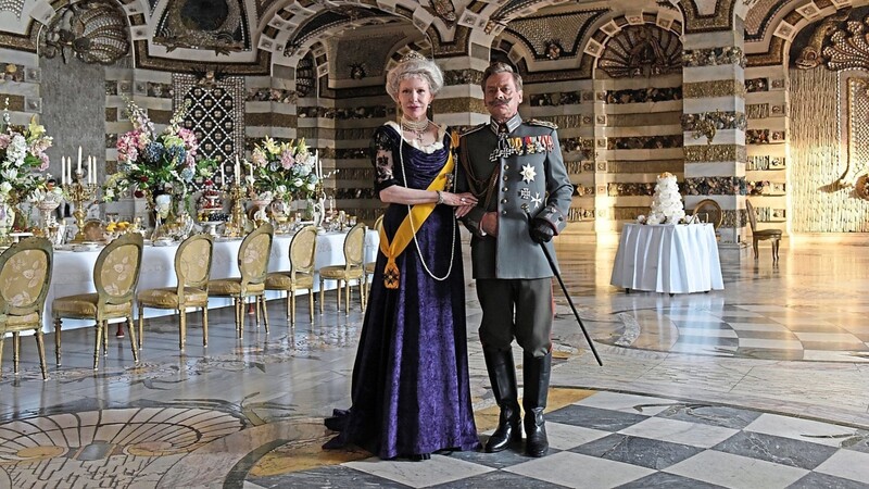 Noch feiern sie in prächtigen Sälen: Kaiserin Auguste Viktoria (Sunnyi Melles) und Kaiser Wilhelm II. (Sylvester Groth) - gedreht wurde unter anderem an Originalschauplätzen wie dem Potsdamer Schloss.