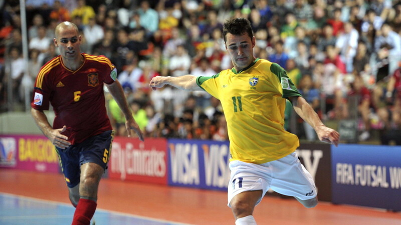 In anderen Ländern ist Futsal längst auf dem Vormarsch - in Deutschland hinkt man jedoch noch hinterher. (Foto: dpa)