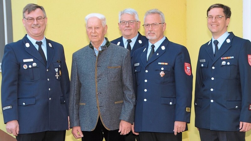 FF-Vorsitzender Christian Wieser (v.l.) gratulierte Ehrenvorstand Lothar Kühbeck, ebenso Kurt Eckl, Kreisbrandmeister Alois Gamsreiter und der stellvertretende Kommandant Achim Sturm.