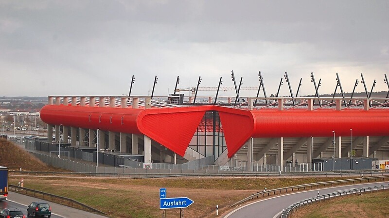 Das rote Regensburger Fußballstadion bleibt ein Hingucker gleich neben der Autobahn. Der weiße Namensschriftzug fehlt allerdings seit Anfang des Jahres.