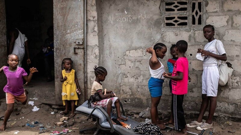 Diese spielenden Kinder in Monrovia in Liberia lassen sich trotz ihrer materiellen Not ihre Lebensfreude nicht nehmen.