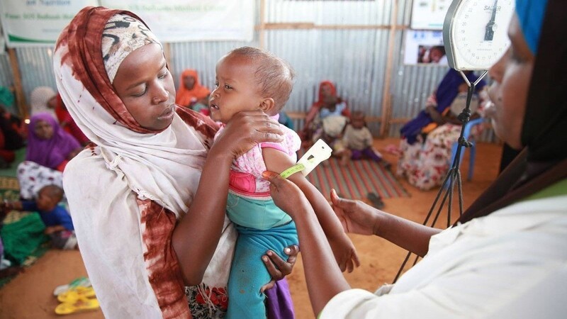Eine Mutter mit ihrem Kind in Somalia bei einer Untersuchung.