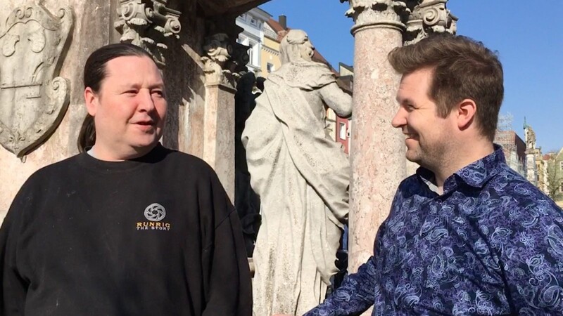 Treffen zum Interview vor der Kulisse des Straubinger Stadtturms: Colin Macpherson mit idowa-Redakteur Stefan Karl.