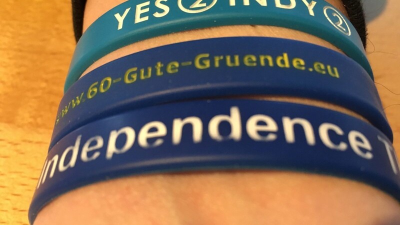 "Still yes 2 indy" - bei den Veranstaltungen über ein zweites Unabhängigkeits-Referendum für Schottland sind einige Armbänder zusammengekommen.