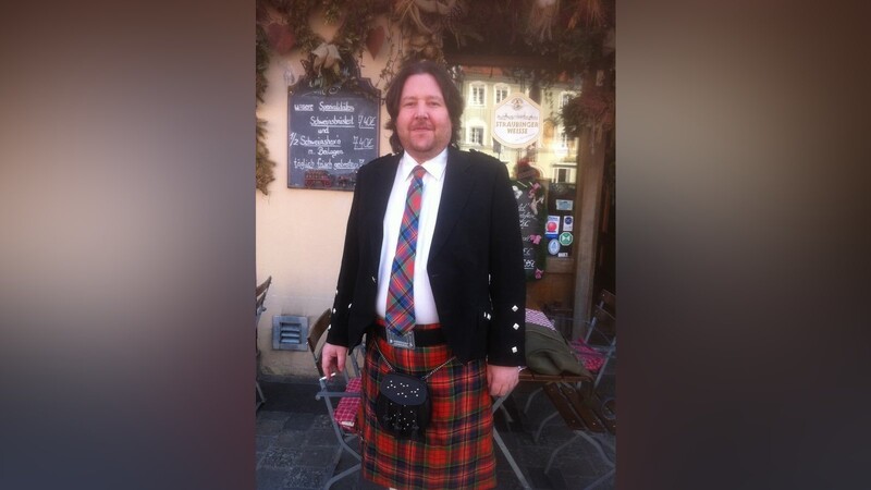 Zum Schotten gehört natürlich auch - zumindest zu festlichen Anlässen - die traditionelle Tracht mit Kilt. In der soll Colin auch schon mal auf dem Straubinger Volksfest gesehen worden sein.