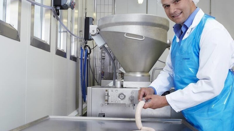 Bei der Wurstherstellung ist Hygiene oberstes Gebot. Metzgermeister Franz Seibold verlässt sich sowohl auf eigene als auch auf unabhängige Kontrollen.