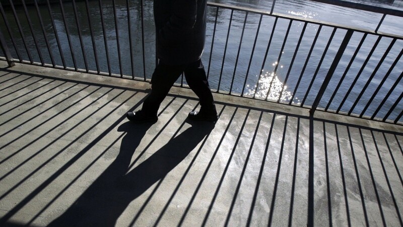 Großeinsatz am Montag: Ein Mann ist in Regensburg von einer Brücke auf den Autobahnzubringer gesprungen.