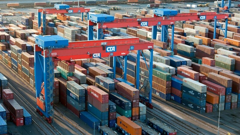 Container werden auf dem Container Terminal Altenwerder (CTA) der Hamburger Hafen und Logistik AG (HHLA) im Hamburger Hafen umgeschlagen.