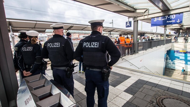 Bundespolizisten auf Streife im Pasinger Bahnhof. (Archivbild)