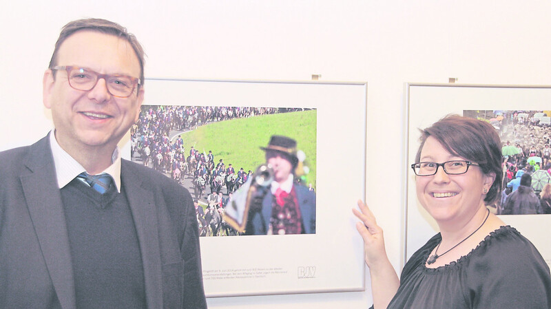 Bürgermeister Franz Wittmann und die stellvertretende BJV-Landesvorsitzende Daniela Albrecht vor einem Bild des Straubingers Armin Weigel, das den Pfingstritt zeigt.