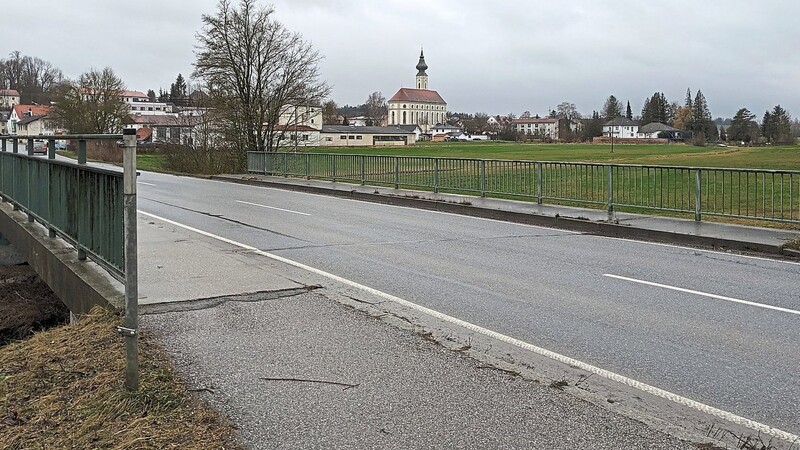 Die Sanierung der Brücke an der Staatsstraße 2087 erfolgt ab Mitte April und macht eine Vollsperrung nötig. Die Gemeinde Altfraunhofen wird dann für gut drei Monate geteilt sein in Süd und Nord.