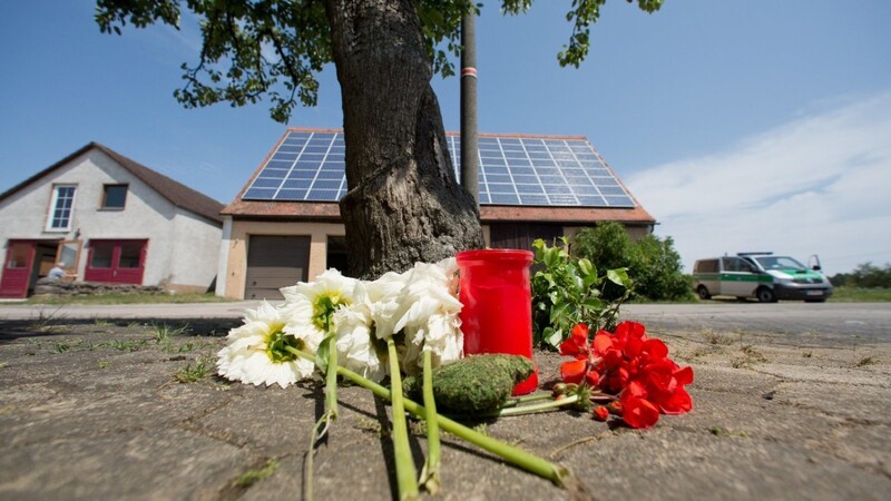 Mit Blumen und Kerze gedenken Ansbacher den Opfern des Amokläufers. Der Mann hatte in Leutershausen eine 82 Jahre alte Frau und ein 72-jährigen Mann erschossen.