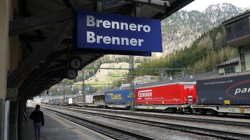 Am Brenner wird es trotz ansteigender Flüchtlingszahlen in Italien zunächst weiter keine österreichischen Grenzkontrollen geben.