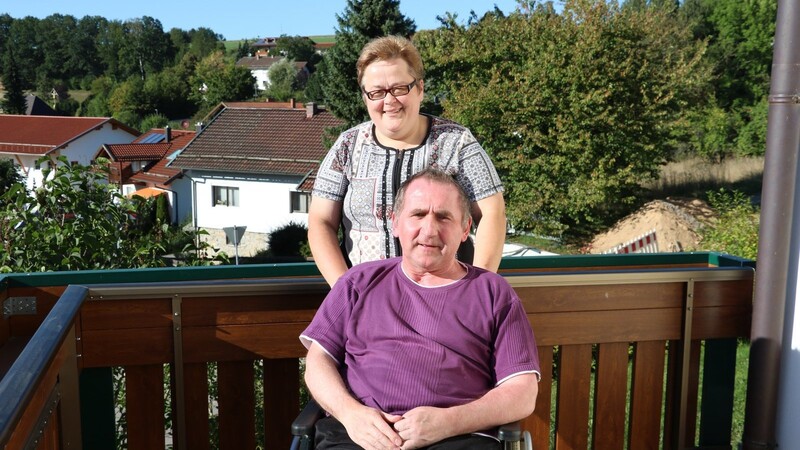 Eduard und Andrea Wagner an einem sonnigen Tag auf der Terrasse ihres Hauses in Haibach. Er ist froh und weiß ihre Hilfe zu schätzen. Aber es gibt auch die dunklen Tage, an denen Eduard glaubt, alles nicht mehr zu schaffen. "Dann helfen Gespräche", erzählt Andrea.
