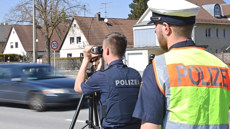 Bundesweiter 24-Stunden-Blitzmarathon, hier in Haar. Auf der Wasserburger Landstraße kontrollierten Polizisten am 24. März 2022 per mobiler Messstation.