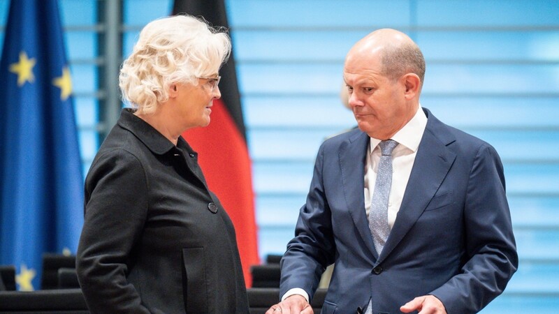 Bundeskanzler Olaf Scholz im Gespräch mit Verteidigungsministerin Christine Lambrecht (beide SPD).
