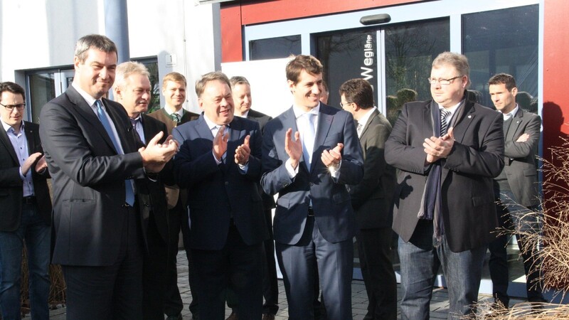 Minister Markus Söder (2.v.li.) und die Mandatsträger aus der Region applaudierten den Musikanten, die zur Begrüßung aufgespielt hatten.
