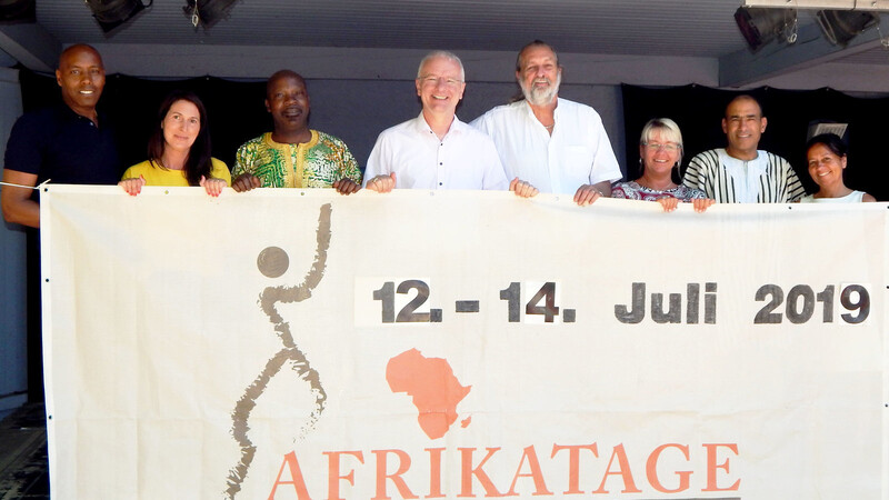 Die Organisatoren der Afrikatage und Oberbürgermeister Alexander Putz (Mitte) erwarten dieses Jahr 30 000 Besucher.