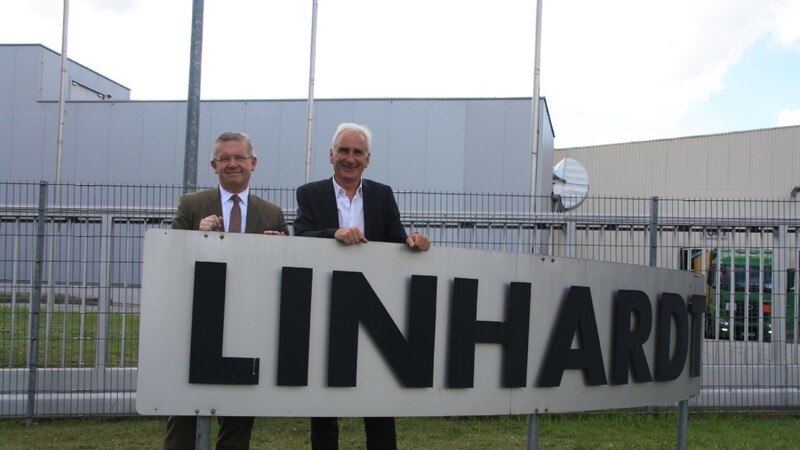 Die neuen Linhardt-Geschäftsführer Erhard Krauß (v.li.) und Franz Hacker vorm Firmengelände in Viechtach.