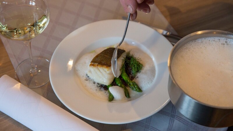 Tobias Ritzler, Inhaber und Küchenchef des Bernlochner, empfiehlt zum Winterausklang ein gebratenes Skrei-Filet mit Specksauce, Belugalinsen und grünem Spargel.