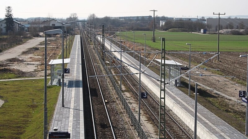 Zwischen dem Bahnhof Wörth und dem Bahnhof in Landshut ist die Strecke derzeit gesperrt.