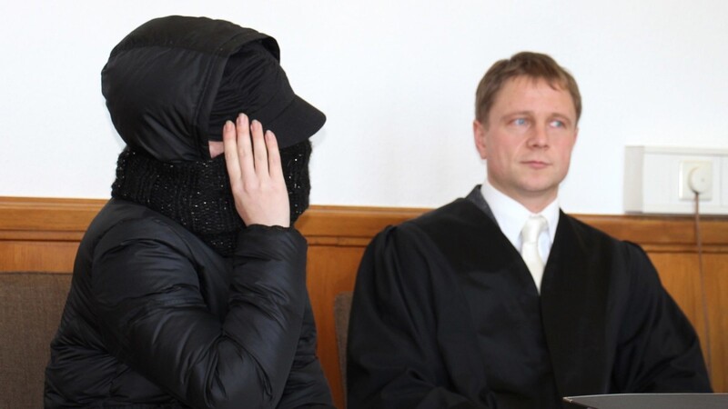 Die Angeklagte sitzt mit ihrem Anwalt Dieter Bräuer vor einer Verhandlung im Amtsgericht Medebach. Im Prozess um verhungerten Jungen werden am Mittwoch vor dem Landgericht Arnsberg das Plädoyer der Verteidigung und das Urteil erwartet.
