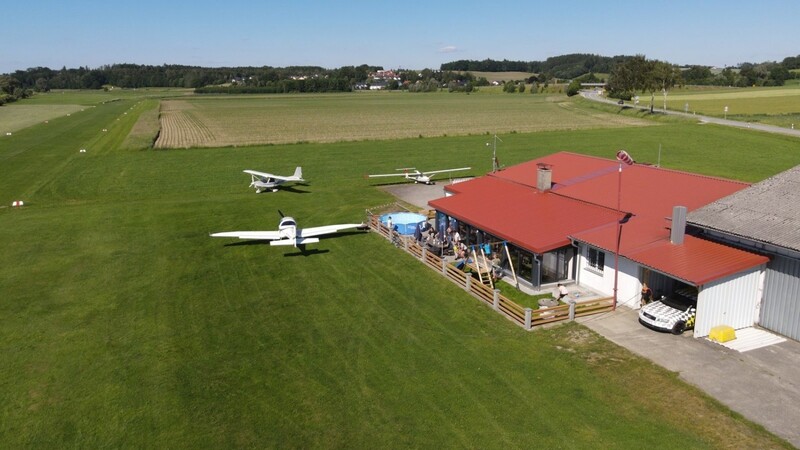 So sieht der Flugplatz Achldorf im Sommer 2021 aus. Vor Kurzem haben die Mitglieder des Luftsportvereins in ihrem neuen Vereinsheim die erste Hauptversammlung abgehalten.