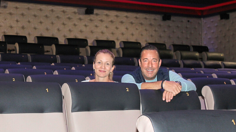 Zwei überzeugte Cineasten - Sandra Sylla-Lehmann, Geschäftsführerin des Citydom, mit ihrem Mann Stephan Lehmann, der mit langjähriger Branchen-Erfahrung dem Unternehmen als Berater zur Seite steht - freuen sich auf die Wiedereröffnung nach dem coronabedingten Shutdown und die Neugestaltung.