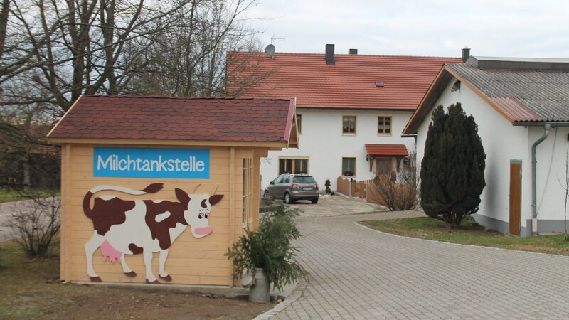 Seit Mittwoch können Interessierte am Hof in Oberprombach frische Milch aus dem Automaten, direkt aus dem Stall, kaufen.