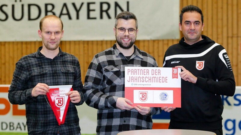Auf gute Zusammenarbeit: Alexander Schätz (Jugendleiter des FC Dingolfing), Sebastian Strohmaier (Vorstand des FC Dingolfing) und Christian Martin (Leiter der Jahnschmiede).
