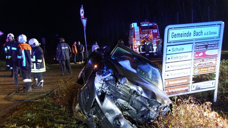 Schwerer Unfall an Heiligabend in Bach an der Donau im Landkreis Regensburg. Der Fahrer war dabei laut Polizei sturzbetrunken.