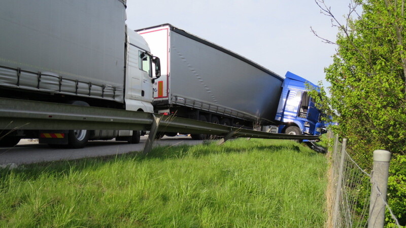 Der Lkw-Unfall bei Wiesent sorgte am Mittwoch auf der A3 für massive Verkehrsbehinderungen. Später kam es noch zu einem weiteren Unfall, bei dem ein Lastwagen geladene Futtermittel für Tiere verlor (Symbolbild).