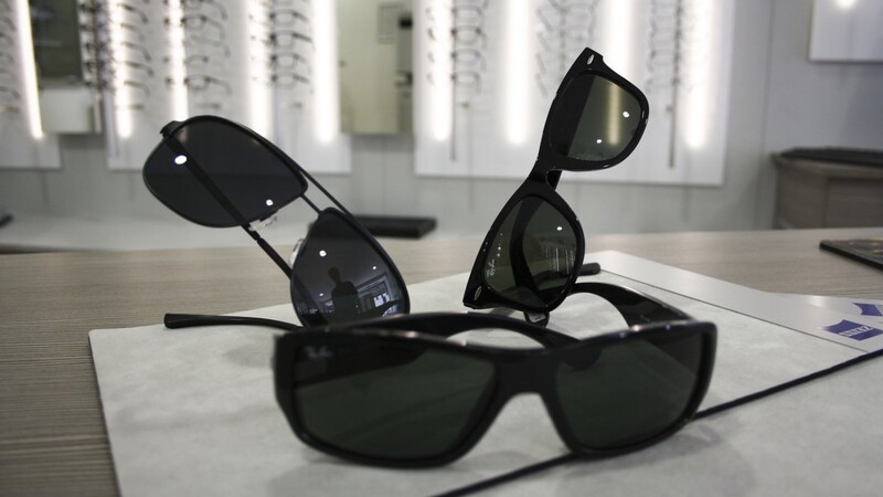 Schwarze Sonnenbrillen bleiben angesagt, da sie zu vielen Outfits passen.(Fotos: Kögel/Schneider)