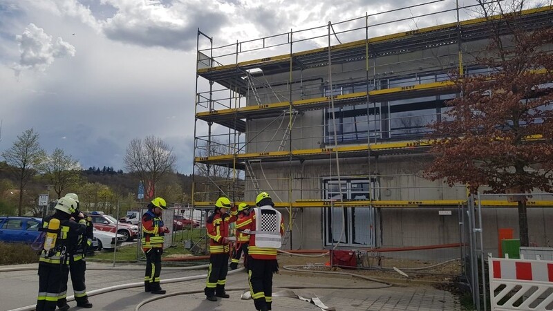Die Landshuter Feuerwehr musste am Freitagmittag zum Lurzenhof ausrücken. Aus der dortigen Baustelle der Handwerkskammer drangen dicke Rauchschwaden.