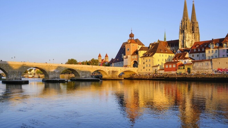 Auf der Steinernen Brücke in Regensburg kam es am Sonntagmorgen zu einer Körperverletzung.
